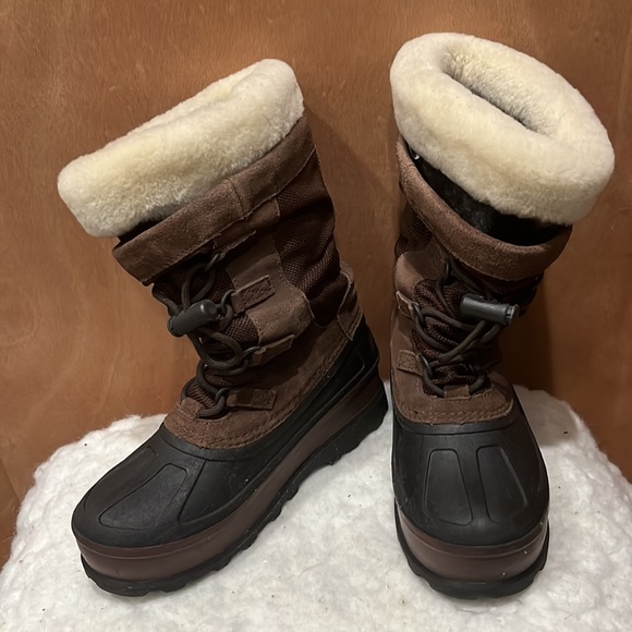 Ugg kids snow/rain boots- Excellent condition - Picture 2 of 12